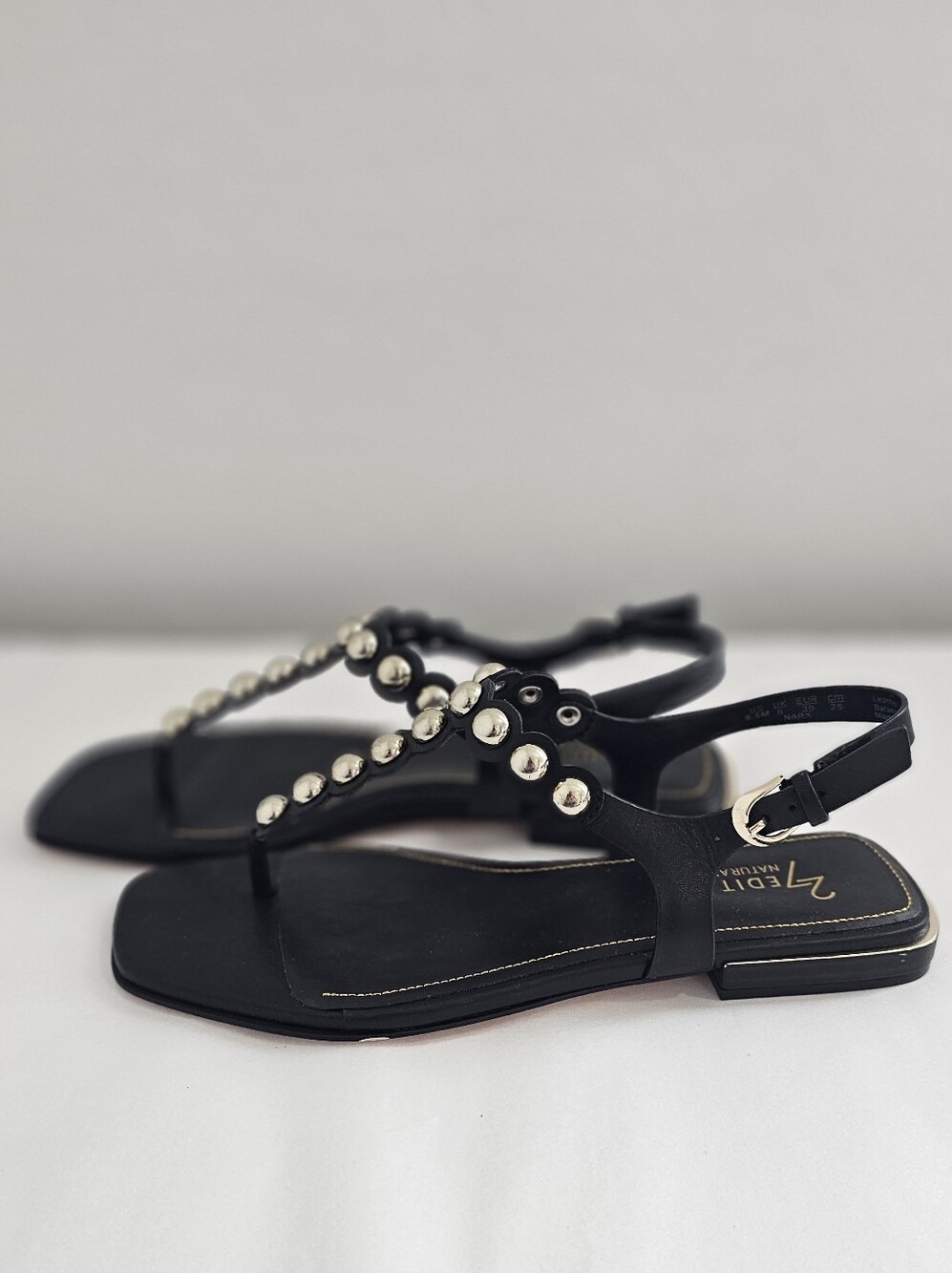 27 EDIT Naturalizer Black Leather T-Strap Sandals W/Gold Studs Women's Sz 8.5M - Picture 4 of 10